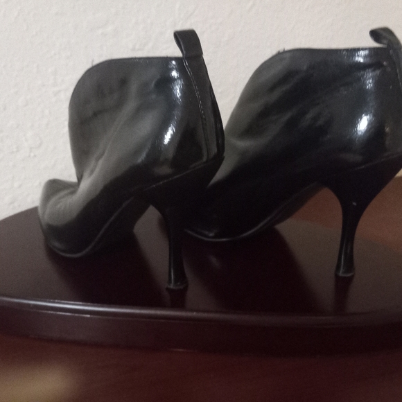 Enzo Angiolini brand black patent leather ankle boots, 7 and 1/2 Medium size - Picture 2 of 2